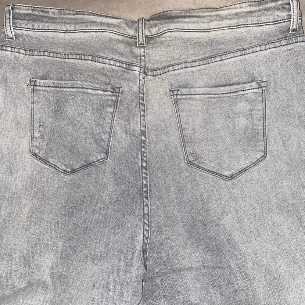 Women’s Fashion Nova (curve) light grey distressed denim jeans. Sz: 20 - Picture 8 of 8